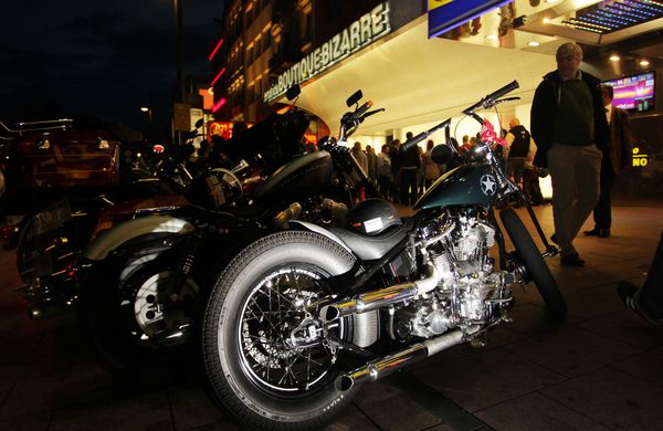 HarleyHH2011   276.jpg - Hamburger Harley Days 2011, Harley Davidson, Reeperbahn, bike, bikes, Motorrad, Fans, Zuschauer, Besucher, Gaeste, St. Pauli,  *** Local Caption *** copyright:Henning AngererGneisenaustrasse 1820253 HamburgTel 0175 244 32 72henning.angerer@hanse.netBankverbindung:Santander, BLZ 200 101 11, Konto-Nr. 22 63 63 63 00